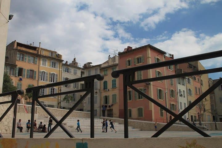 The Panier district, Marseille's oldest district, full of history, to discover through its alleys, its shops, its street art and its colors!