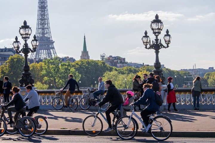 Private electric bike across the wonders of Paris