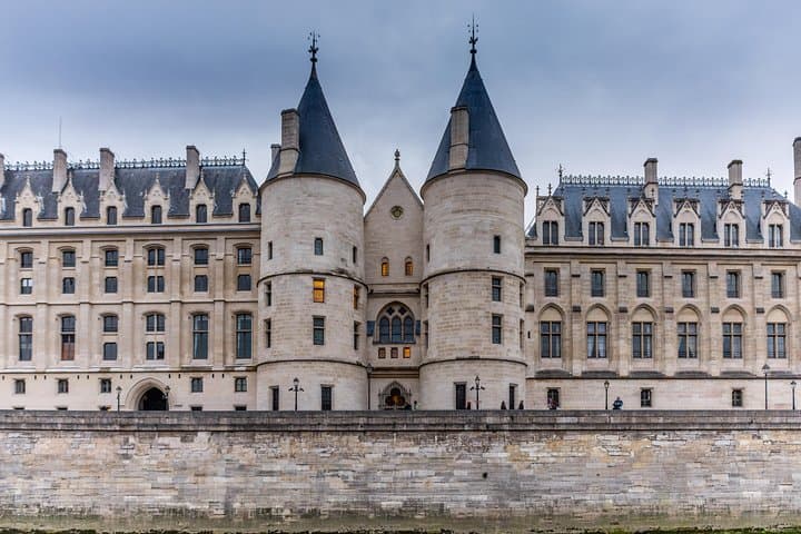 Paris, Between Crimes and Mysteries