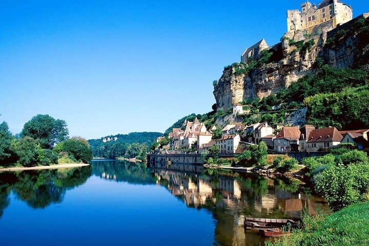 Sarlat : Private Tour to Prehistoric Cave + Castle by Exploreo24