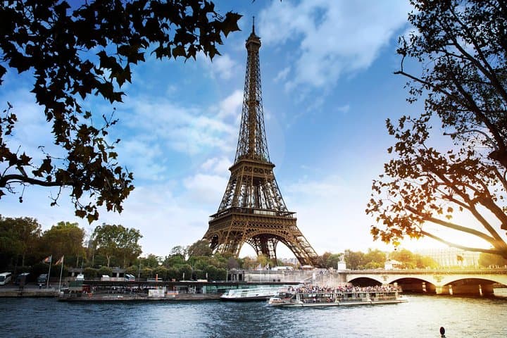 Paris New Year's Eve Sightseeing Cruise by Bateaux Parisiens