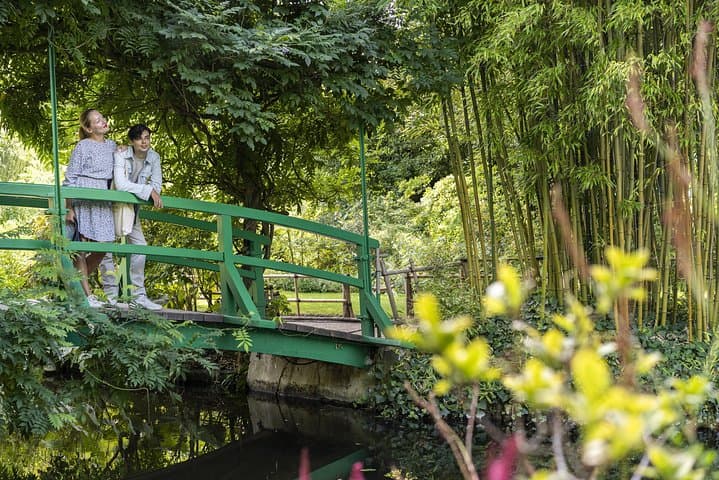 Giverny & Versailles Private Day Tour with Lunch from Paris