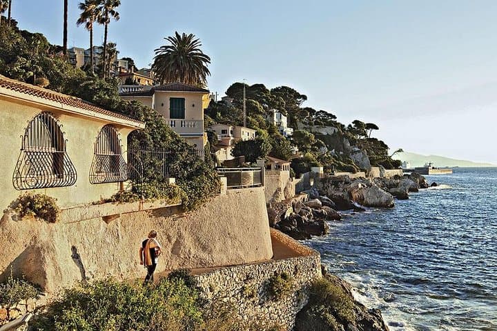 Picturesque walk from Nice to Villefranche sur Mer with pic-nic and swim
