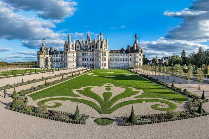 Loire Valley Wine & Castle Tour from Paris With Tasting & Pickup