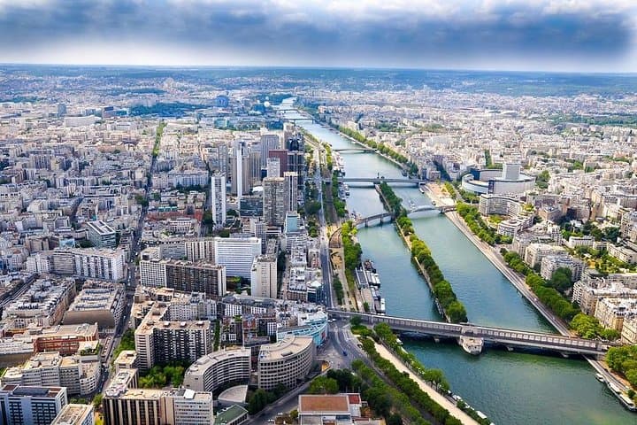 Paris by yourself (4-8h) with english speaking driver by MiniVan