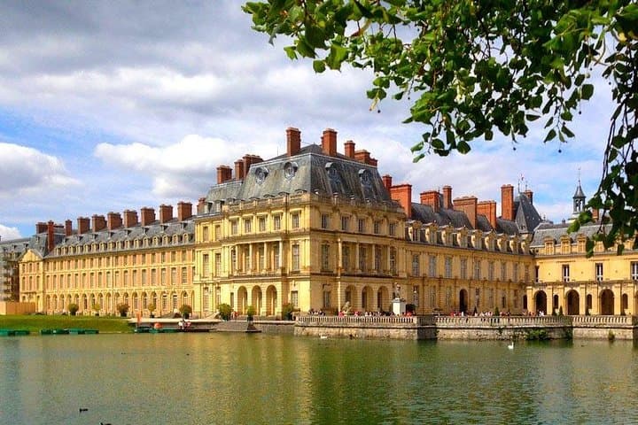 Round transfer to Fontainebleau and Vaux le Vicomte from Paris