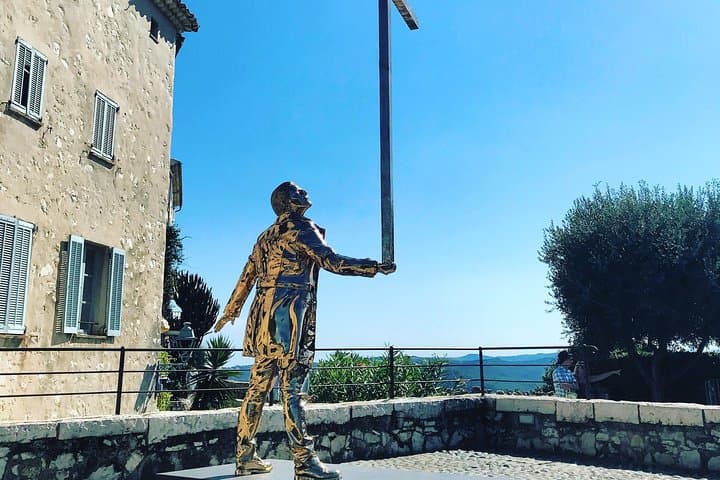 St-Paul-de-Vence, Man supporting the cross