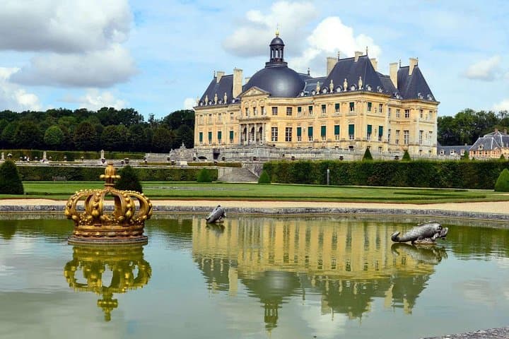 Round transfer to Fontainebleau and Vaux le Vicomte from Paris