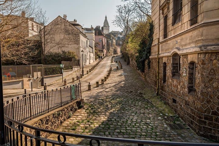 Paris Romantic Montmartre: Love Story Exploration Game and Tour