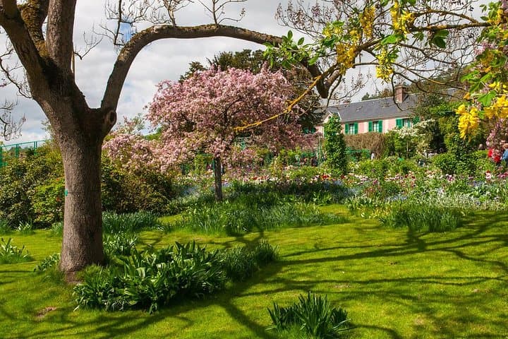 Private 5-hour Tour to Monet's house in Giverny from Paris with Hotel Pick Up