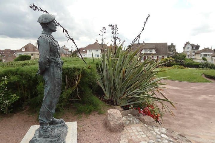 Private 8/9 hour tour to British landing beaches from Le Havre with driver/guide