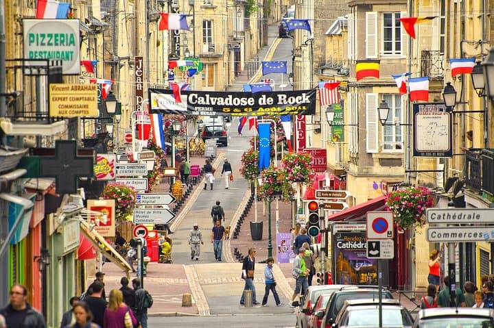 Private 8-hour tour to Bayeux and Caen from Le Havre cruise port