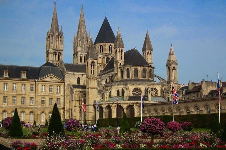 Private 8-hour tour to Bayeux and Caen from Le Havre cruise port
