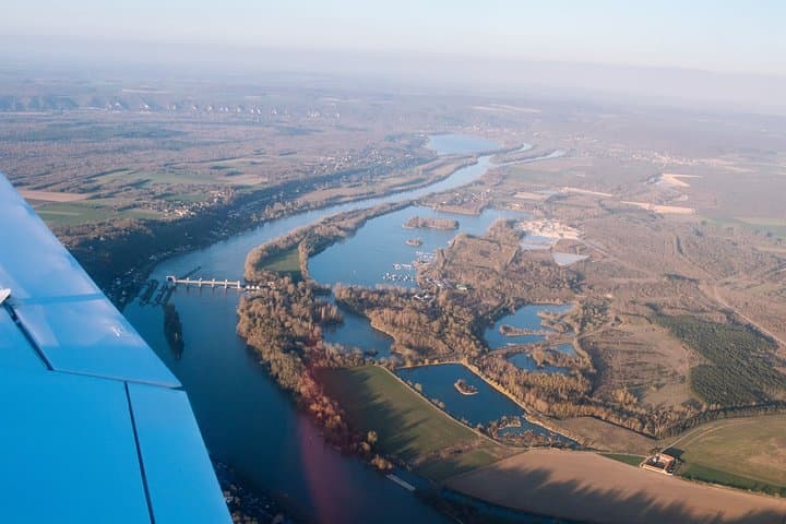 Fly around Paris with a local pilot