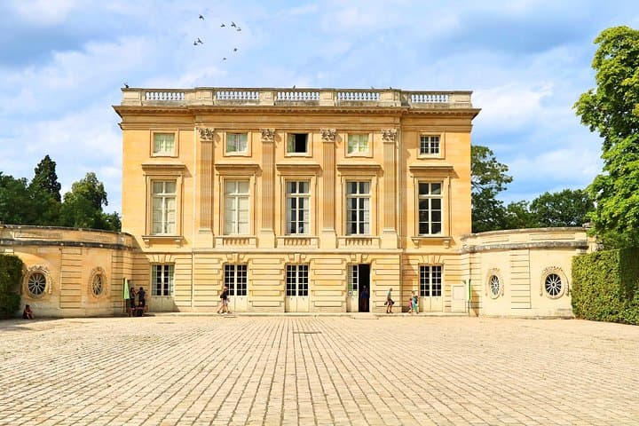 Versailles Palace Best of Estate Private Day Tour with Lunch & Queen's Hamlet