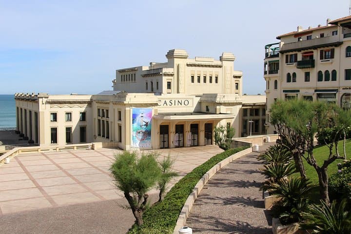 Private 3-hour Walking Tour of Biarritz with official tour guide