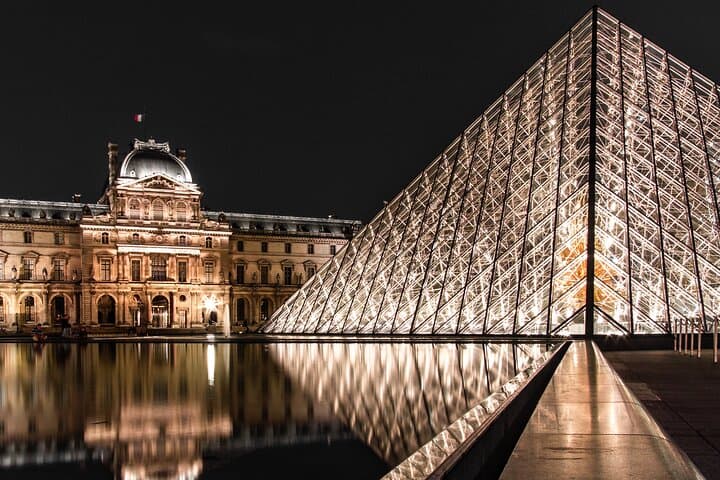 Private Tour of Parisian Nightlife (Sights, Food & Drinks) with a local