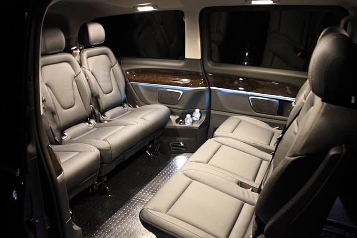 Transfer by high-end Mercedes minibus Nimes 7 passengers