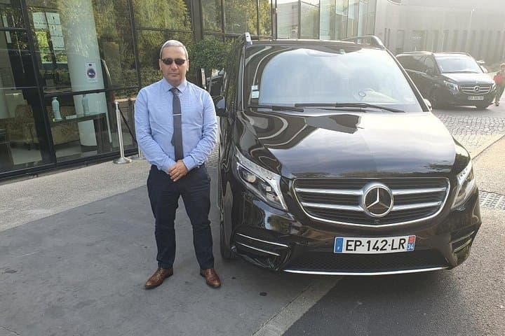 Transfer by high-end Mercedes minibus Nimes 7 passengers
