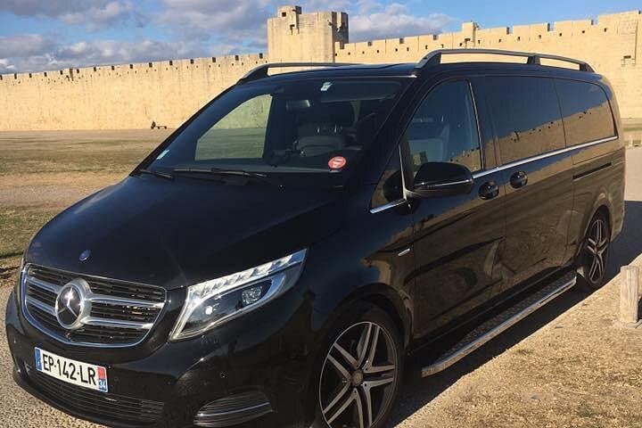 Transfer by high-end Mercedes minibus Nimes 7 passengers