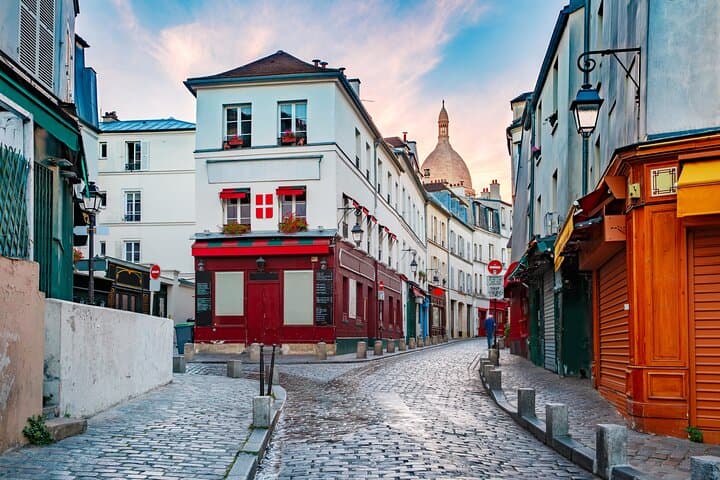 Private tour of Paris's hidden highlights with a local