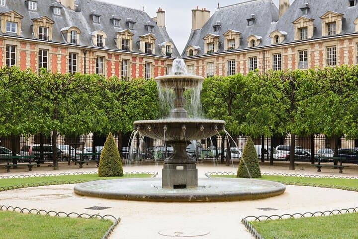 Fascinating Architecture of Paris on Private Tour with a local