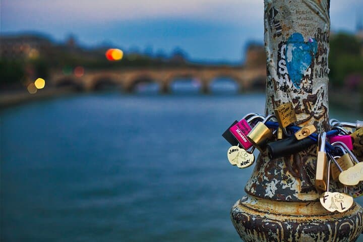 The romantic side of Paris (Fall in love again) - Private tour with a local
