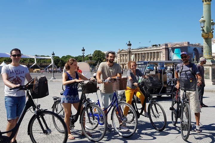 Bike Paris treasures with a live guide - Families & Friends