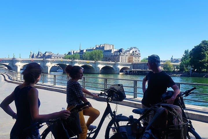 Bike Paris treasures with a live guide - Families & Friends