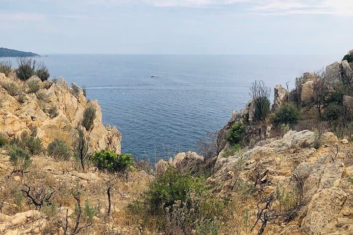 Sea kayaking in the heart of the Ramatuelle Nature Reserve