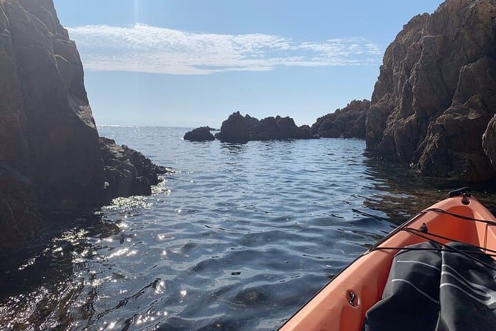 Sea kayaking in the heart of the Ramatuelle Nature Reserve
