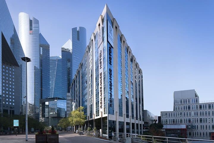 La Defense Private Transfer to Airport or Central Paris