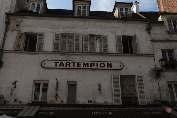 A scenic Montmartre building
