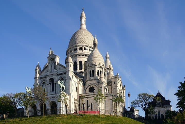 Paris: Montmartre and Sacre Coeur Private Tour for Kids and Families