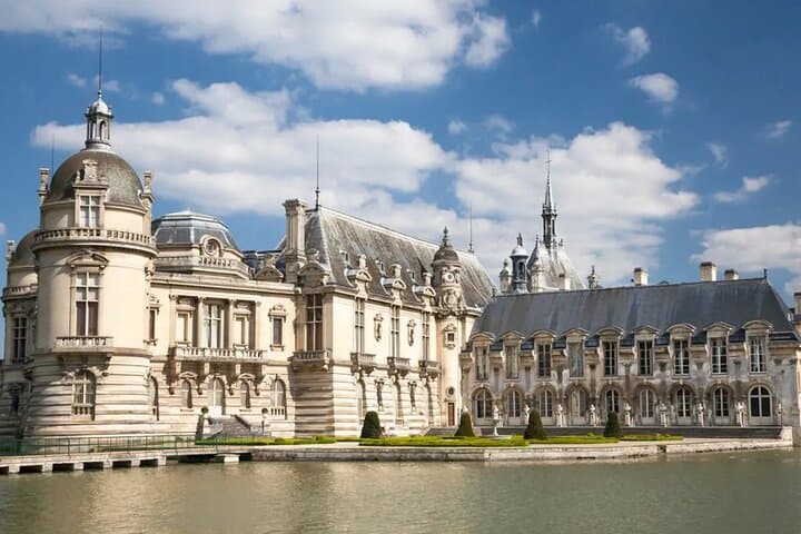Private transfer from Paris to Chantilly or Chateau de Montvillargenne