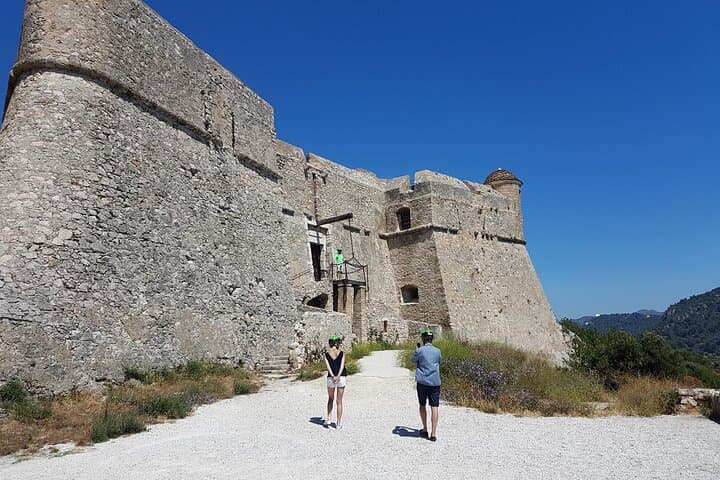 Stop by the forteresse of Mont Alban and enjoy the panoramic views from there!