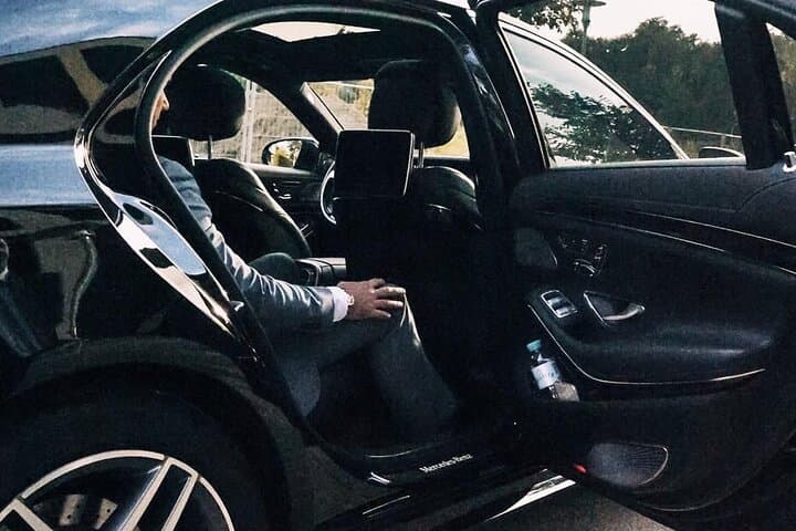 Private Transfer: Paris Airport CDG to Paris City by Business Car