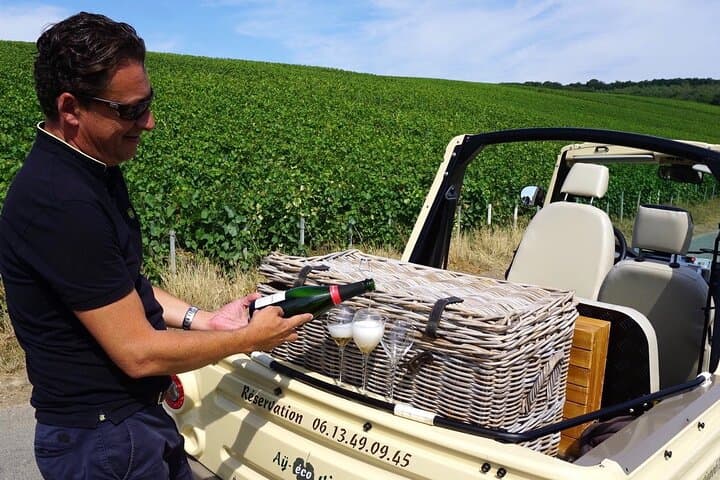 Guided tour of the Aÿ vineyard and Champagne tasting