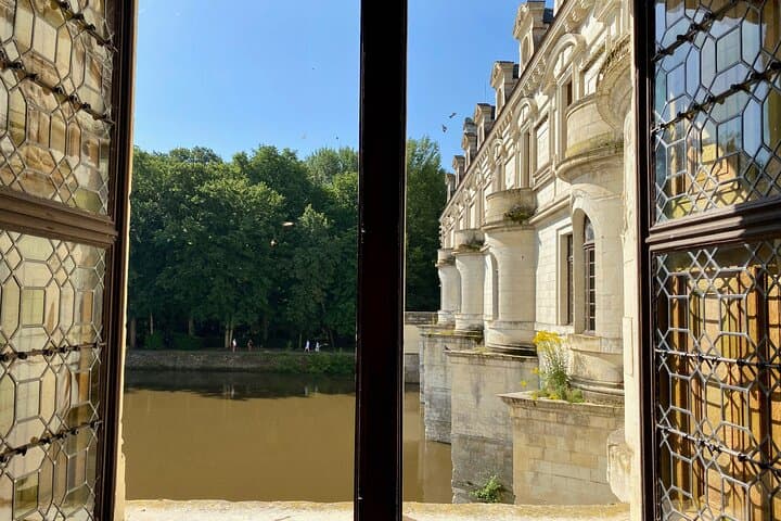 Loire Castles Chenonceau, Chambord & 2 Wineries Private Trip