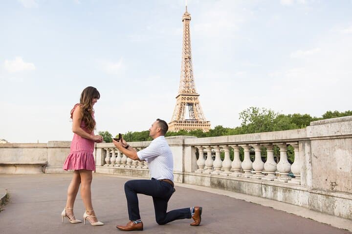Surprise proposal photoshoot at the bridge Bir-Hakeim, Eiffel Tower