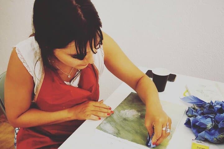 2 hours Painting Class with Local Artist in Private Studio