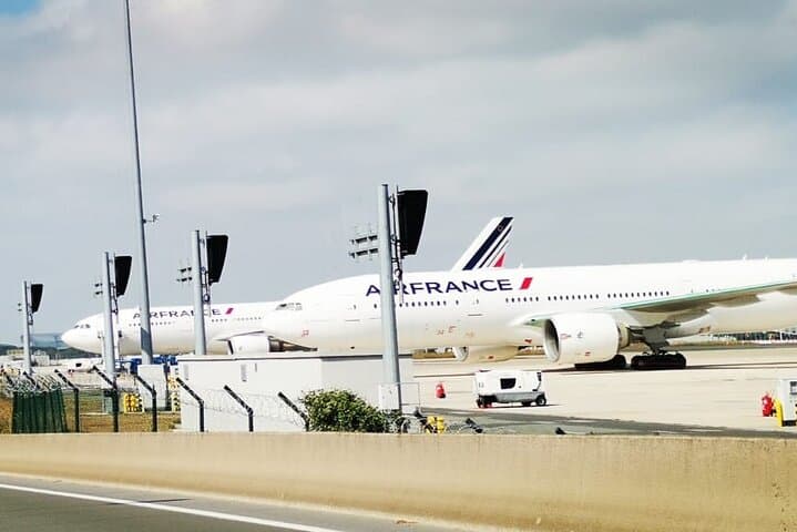Private Roundtrip Airport Transfer for 1 to 3 Persons in Paris