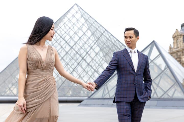 Couple photoshoot at the Louvre