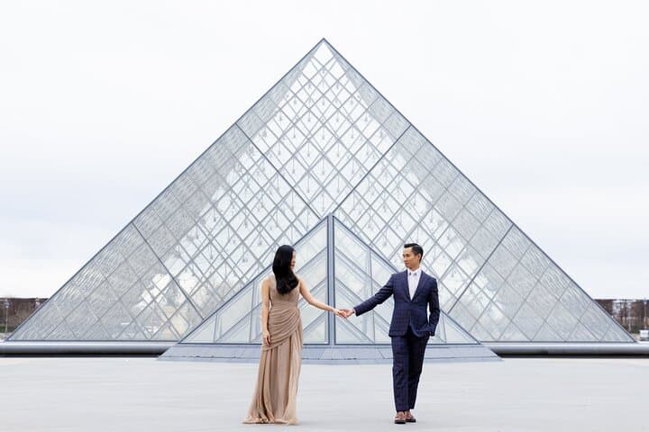 Couple photoshoot at the Louvre