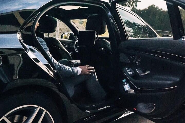 Private Transfer: Paris Disneyland to Paris City by Business Car