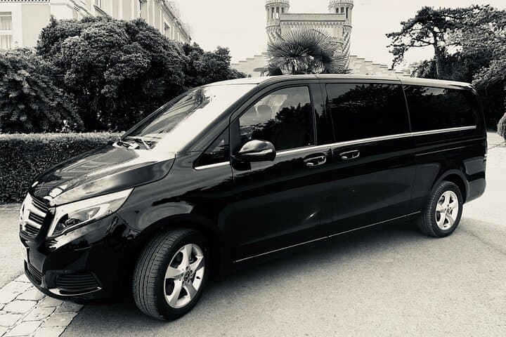 Private airport shuttle to/from Champagne (group price)