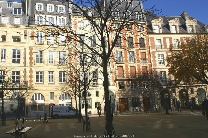The Historic Heart of Paris: Private Walking Tour & River Cruise