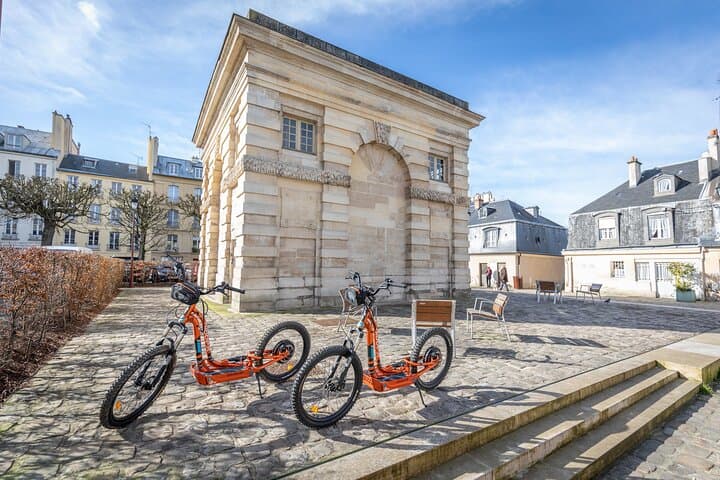 #etrott Carré de la Fontaine in the St Louis District #versailles.
#escoot Square of the Fountain of the St Louis Quarter #versailles