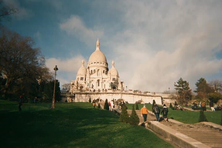 6 hour Paris city tour with Galeries Lafayette, Montmartre and River cruise