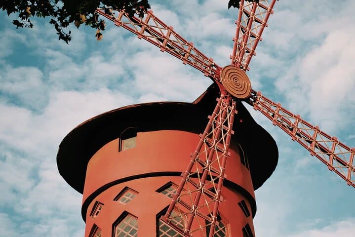6 Hrs Montmartre and la Vallée Village private shopping trip with Hotel pick up